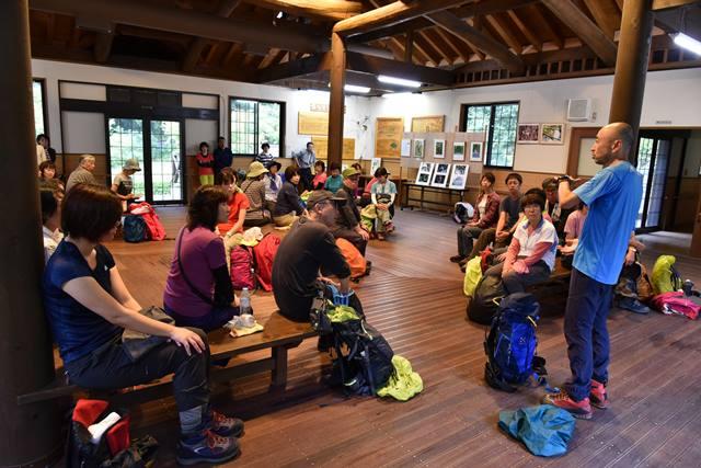 画像: 専属ガイドが登山前に基礎知識をレクチャー