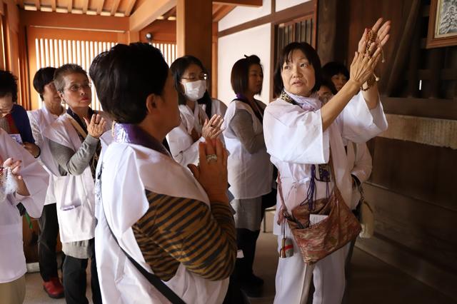 画像: 先達(右)の指導のもと、正式な作法でお参りをします