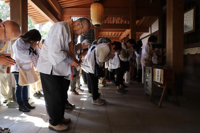 画像: 合掌して拝礼。厳かな雰囲気に包まれます