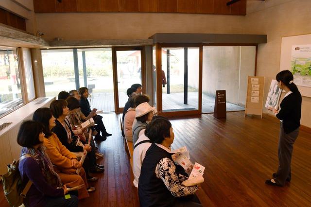 画像: 「安曇野ちひろ美術館」では学芸員より展示についてご案内