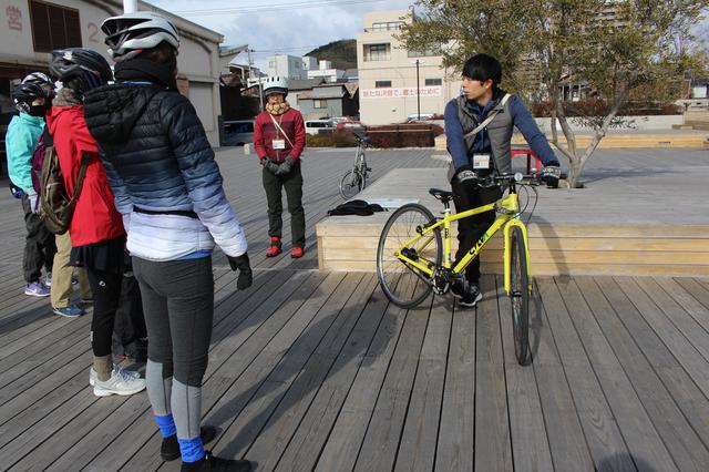 画像: 自転車の乗り方をアドバイスするガイドの奥川さん。