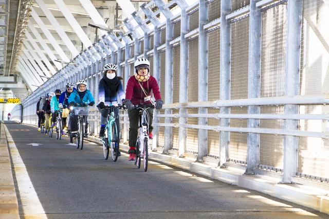 画像: 因島大橋は全長1270mで、珍しい2段構造。自転車は自動車道の階下を走ります。