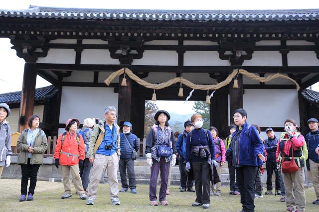 画像: 東大寺の国宝転害門。ここから平城京跡方面へ、旧一条大路を歩きます