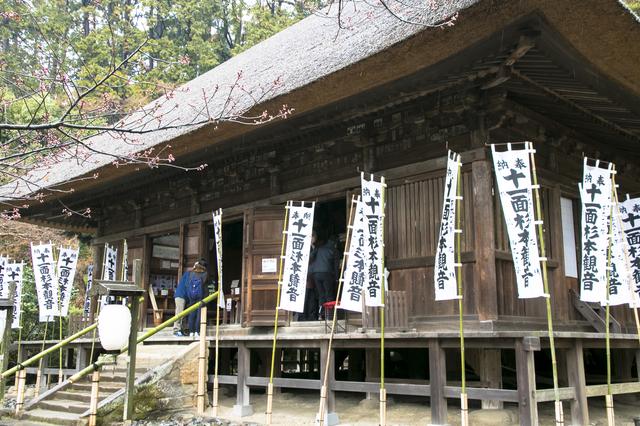 画像: 白い奉納旗に囲まれた本堂
