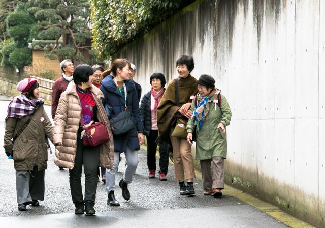 画像: みんなで一緒に歩くので旅仲間同士の距離が縮まり、話す機会も増えるのが〈そとあるき〉のいいところ