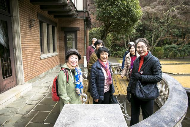 画像: 洋館のバルコニーで笑顔を向けてくれた旅仲間たち
