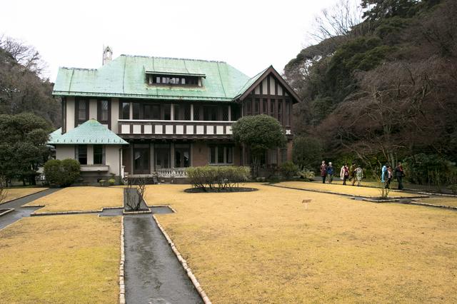 画像: 旧華頂宮邸とフランス式庭園。庭園は左右対称に造られていて、季節によってバラやアジサイなどの美しい花々も楽しめるそう