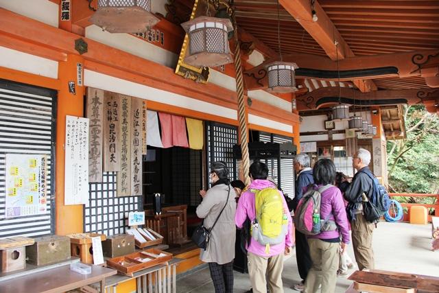 画像: 大崎寺で参拝する旅仲間