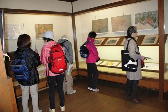 画像: 「丸子船の館」を見学する旅仲間