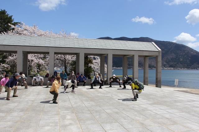 画像: ウォーキング前にまず準備体操。ここでもすでに桜が見られました