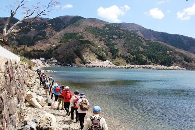 画像: 湖畔沿いをウォーキング。澄んだ湖面が春の日差しに美しく輝いていました