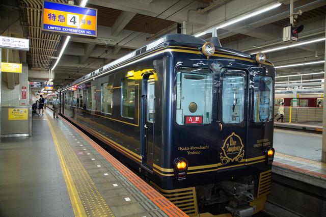画像: 観光特急「青の交響曲(シンフォニー)」。車両前面には「Blue Symphony」と記されたエンブレムが。