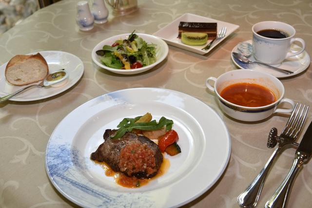 画像: メインにデザートに、旅仲間も大満足の洋食コースランチ
