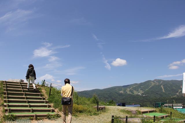 画像: ひるがの高原サービスエリアの展望台で深呼吸。上高地への期待も高まる