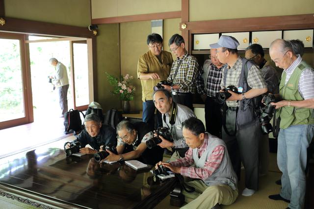 画像: 撮影中は真剣そのもの(後列の左が竹下講師)