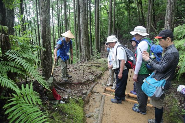 画像: 語り部の解説に耳を傾ける旅仲間たち。皆さん興味深い顔で話を聞いていました