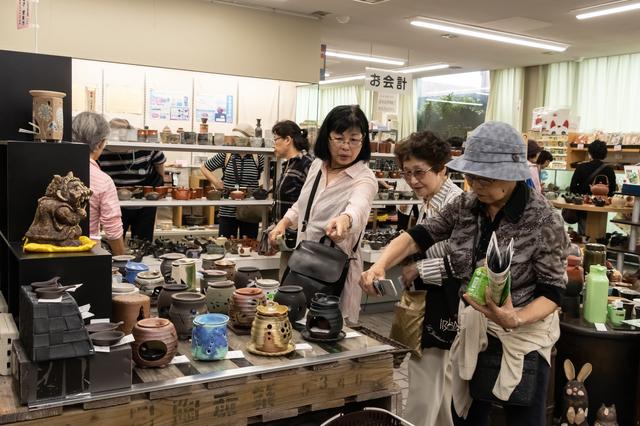 画像: 旅仲間と品物を吟味。買い物にも熱が入ります