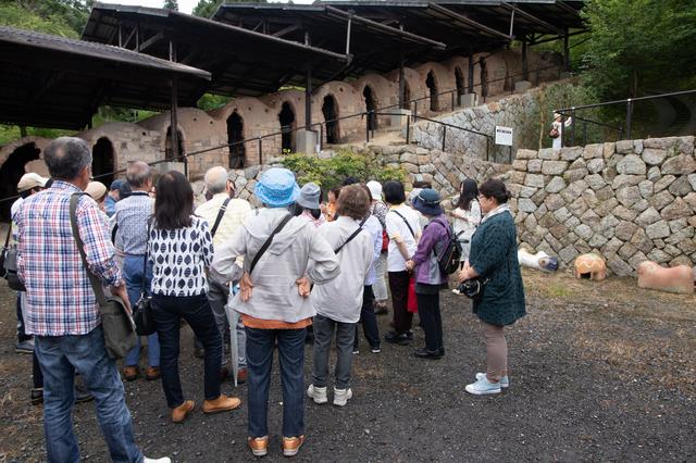 画像: 迫力ある16連登窯の前で、職人さんのお話を伺います