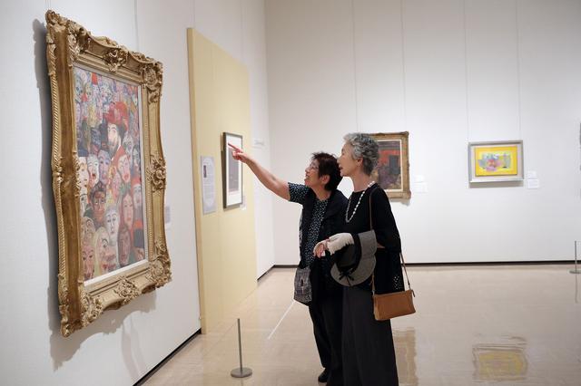 画像: 熱心に作品を鑑賞される姿が見られました