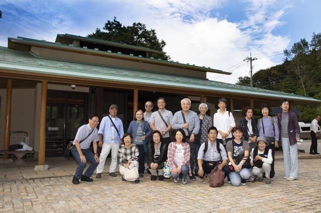 画像: 宿の前で記念撮影。みなさん今夜の宿が楽しみなご様子