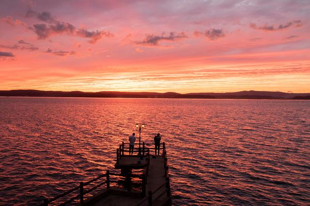 画像: 七尾湾を染める夕日。桟橋では釣りも楽しめるそう