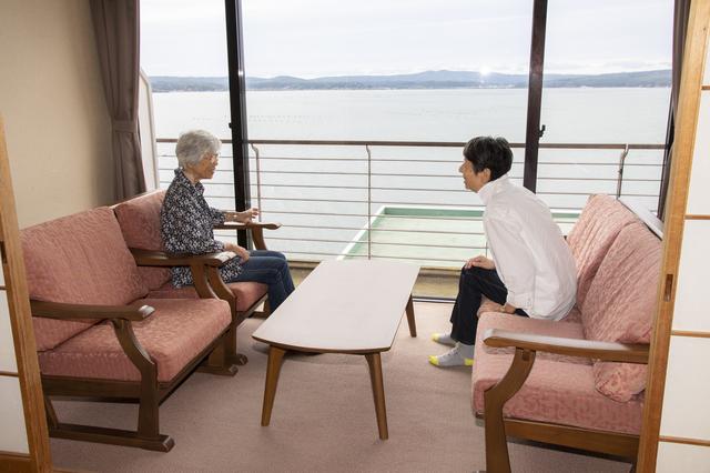 画像: ソファで寛ぎながら話に花を咲かせる旅仲間