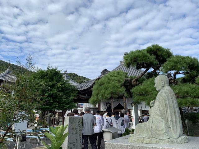 画像: 第73番 出釈迦寺では、弘法大師の像に見守られて読経