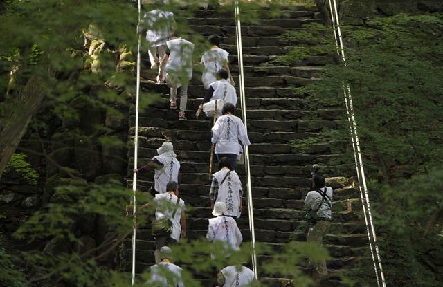 画像: 第82番 根香寺。趣ある参道と石段が一行を迎えてくれました