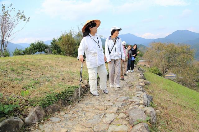 画像: 現地の語り部さんの案内で果無集落を散策