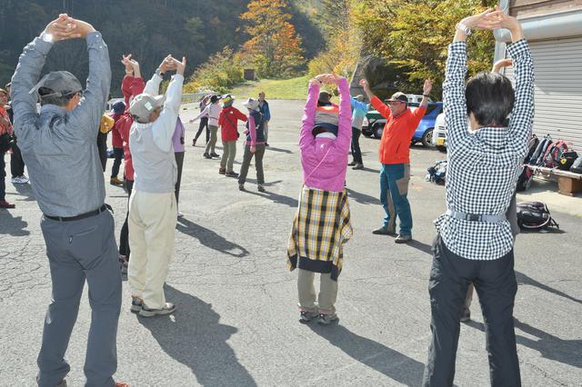 画像: 絶好の山歩き日和!まずは準備体操で十分に体をほぐします