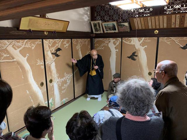 画像: 住職の説明で楞厳寺の襖絵を見学