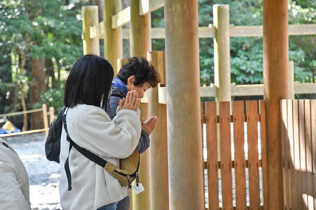 画像: 「御正宮」にほど近い、外宮の第一別宮は「多賀宮」にてじっくりお参りをする旅仲間