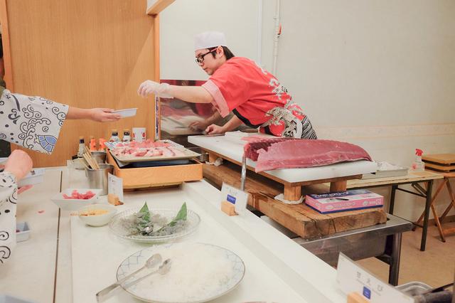 画像: 目の前で捌かれた新鮮なマグロをいただきます! 迫力の解体ショーを楽しみました