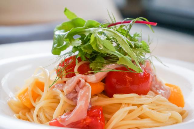 画像: ツルッと食べられるのがうれしい、レモンとトマトの冷製パスタ。 食べ応えが欲しい場合はツナ缶をプラスしてみては(イメージ)