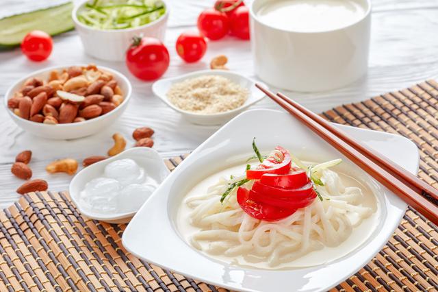 画像: まろやかな豆乳の冷製スープ。 食欲がある時は、お好みでうどんやお肉を足してアレンジしてみてください(イメージ)