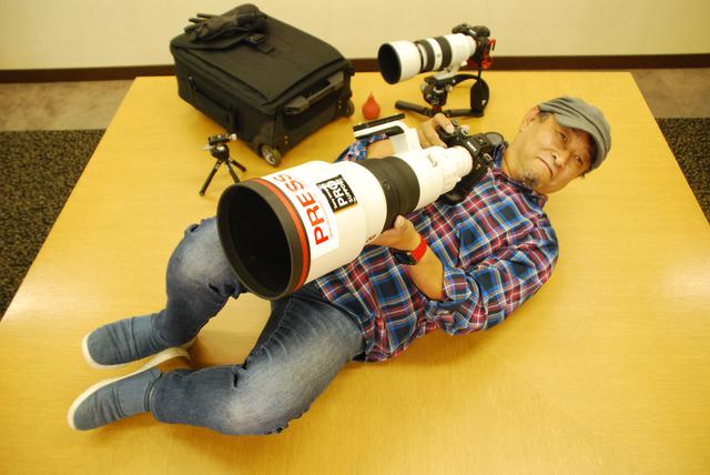 画像: 会議室の机でカメラを構えてくれる坂井田先生