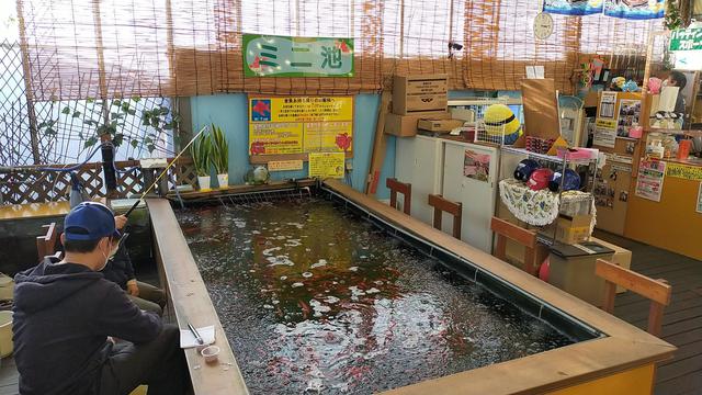 画像: 大きな釣り池のほか、金魚釣りができるミニ釣り池も