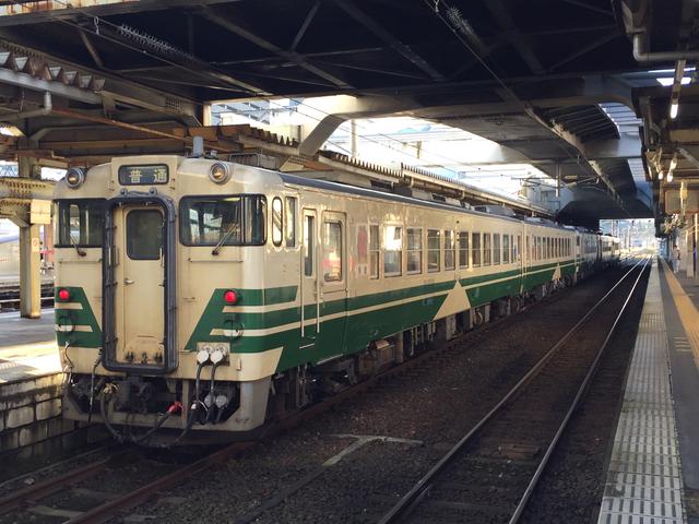 画像: 堂々5両編成で秋田駅に入線したキハ40系/ 弊社スタッフ鈴木 悠斗撮影