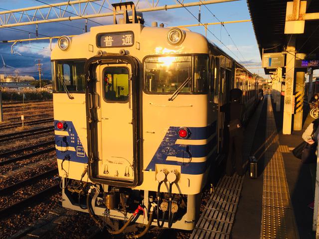 画像: 西日を浴びて東能代駅に到着したキハ40系/ 弊社スタッフ鈴木 悠斗撮影