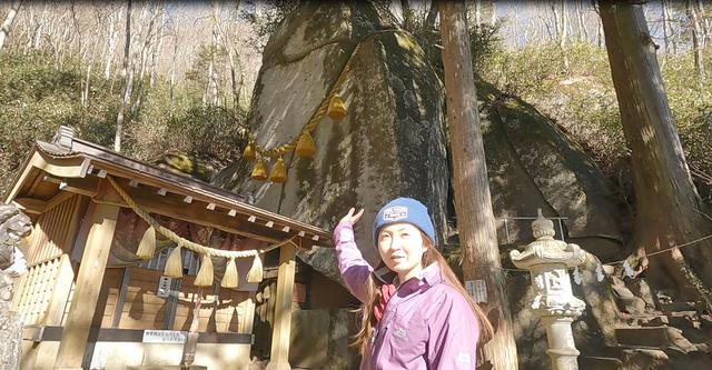 画像: 割れた巨岩が鎮座するパワースポット『石割神社』