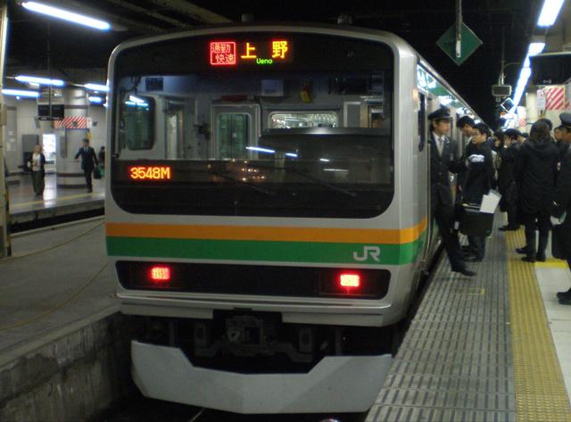 画像: 上野駅に到着し折り返し準備中の通勤快速。多くの通勤客がドアが開くのを待っている。/ 弊社社員鈴木 悠斗撮影
