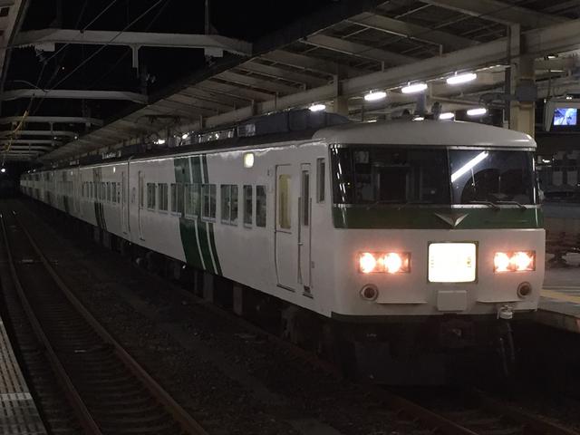 画像: 深夜の浜松駅に停車中の185系ムーンライトながら号。大垣到着後は椅子取りゲームが始まる。/ 弊社スタッフ鈴木 悠斗撮影