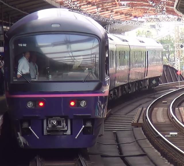 画像: 桜木町を通過するお座敷列車華。大塚と田中が写っています。(弊社鉄道好き社員撮影)