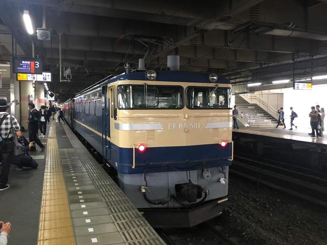 画像: 旧型客車を牽引したEF65-501号機(大塚雅士撮影)