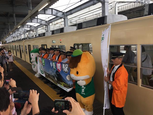 画像: 伊勢崎駅お見送りシーン。東武鉄道のホームJR東日本の社員も合同でお見送り(大塚雅士撮影)