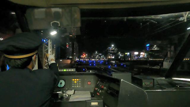 画像: 名古屋駅入線直前の光景。青いランプが特徴的だ。(弊社社員撮影)