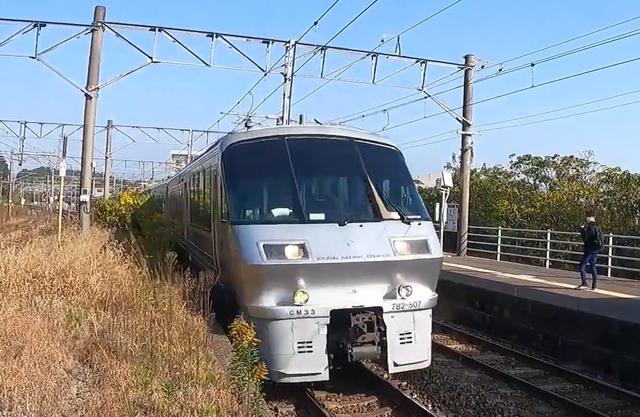 画像: 783系特急型電車。かつては浪漫鉄道の他に熊本の「おてもやん」・博多の「黒田節」といったご当地メロディーが流されていた。/ 弊社社員大塚 雅士撮影