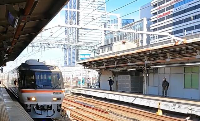 画像: 名古屋駅に入線するキハ85系。名古屋駅とわかる構図でお届けします。(弊社社員撮影)