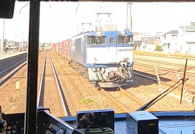 画像: 稲沢貨物線走行中の写真。左は東海道線稲沢駅。(弊社社員撮影)