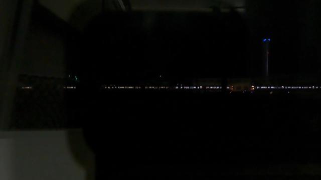 画像: 稲沢貨物ターミナル内。暗闇の先に東海道線の旅客列車が走る様子はまさに銀河鉄道の世界。(弊社社員撮影)